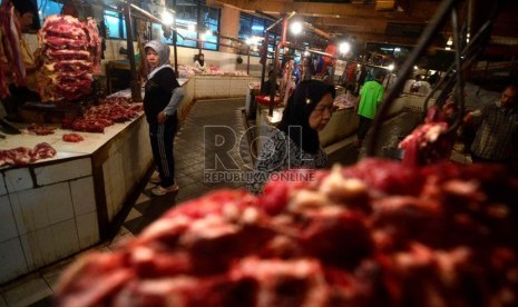   Suasana para penjual daging sapi di Pasar Tebet, Jakarta Selatan, Senin (4/2).   (Republika/Wihdan Hidayat)