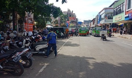 Suasana parkir di Jalan Surya Kencana, Kota Bogor, Kamis (20/12). Dari pantauan Republika, sejumlah titik parkir terminal elektronik (TPE) belum menggunakan mesin pembayaran TPE.