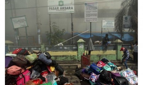 Suasana Pasar Aksara Medan yang terbakar.