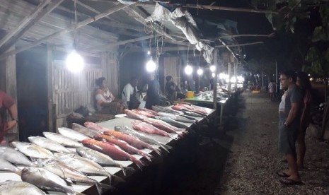 Suasana pasar ikan di Pantai Kelapa Lima, Kupang, NTT.