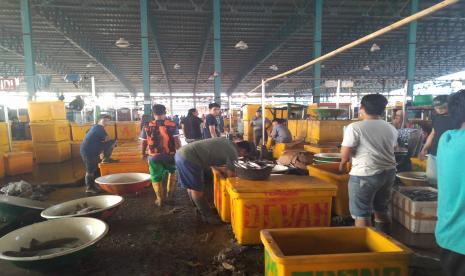 Suasana Pasar Ikan Muara Angke, Jakarta Utara, Jumat (24/7).