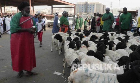 Suasana pasar kambing Kakiah di Makkah, Senin (5/9). (Republika/ Amin Madani)