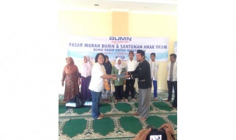 Suasana Pasar Murah BUMN yang digelar oleh PT Surveyor Indonesia, PT BPUI dan PT Reasuransi Indonesia Utama di Kepulauan Seribu, Jakarta, Jumat (24/6).dan PT 