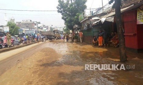 Suasana pasca banjir di kelurahan Cicaheum dan kelurahan Jatihandap Kecamatan Mandalajati, Bandung, Rabu (21/3).