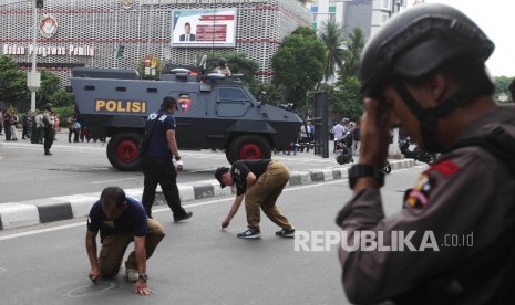 Suasana pasca ledakan diduga bom di kawasan Sarinah, Jakarta, Kamis (14/1).