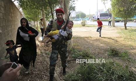 Suasana pasca penyerangan bersenjata terhadap massa sipil dan militer pada acara parade militer peringatan Perang Iran-Irak di Ahvaz, Iran, Sabtu (22/9). Teheran menyebut perpanjangan embargo senjata tidak sah. Ilustrasi.