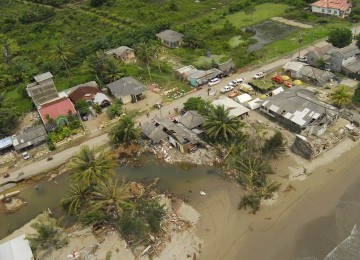 Suasana pascabanjir bandang di Sumbar. Sungai Batang Lengayang terbelah dan menghanyutkan jalan dan sejumlah rumah warga beserta pemiliknya ke Laut di Pantai Pasir Putih Kambang, Kec.Lengayang, Kab. Pesisir Selatan, Sumbar, Selasa (8/11).