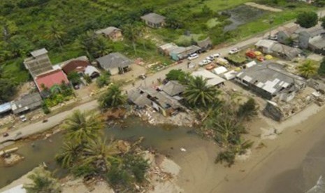 Suasana pascabanjir bandang di Sumbar. Sungai Batang Lengayang terbelah dan menghanyutkan jalan dan sejumlah rumah warga beserta pemiliknya ke Laut di Pantai Pasir Putih Kambang, Kec.Lengayang, Kab. Pesisir Selatan, Sumbar, Selasa (8/11).