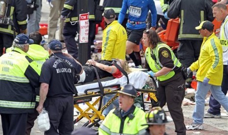 Suasana pascaledakan bom di Boston, Selasa (16/4) pagi WIB.