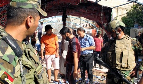 Suasana pascaledakan yang mengguncang Baghdad, Irak, Ahad (16/10).