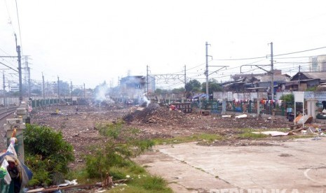 Suasana pascapenggusuran yang terjadi di kawasan Bongkaran, Tanah Abang, Jakarta, Jumat (15/4). (foto : MgROL_45)