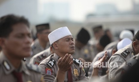 Suasana Pasukan GabunganTNI-Polri saat mengikuti acara istighosah dan doa keselamatan bangsa bersama masyarakat dan anak yatim di kawasan silang Monas, Jakarta, Jumat (18/11).