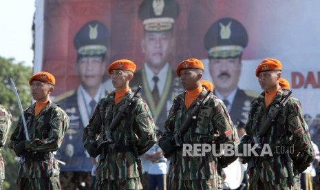 Suasana Pasukan pada acara serah terima jabatan pejabat baru Kepala Staf TNI AU Marsekal Hadi Tjahjanto dan Masekal TNI Agus Supriatna di Lanud Halim Perdanakusuma, Jakarta, Jumat (20/1). 