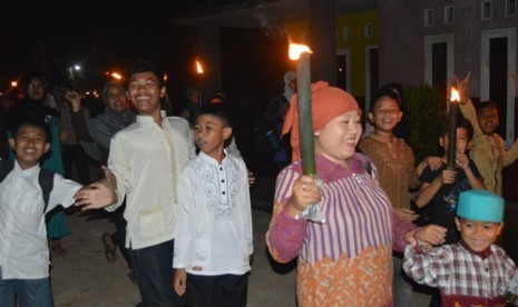 suasana pawai obor malam tahun baru 1435 hijriyah di desa parung kabupaten bogor jawa barat