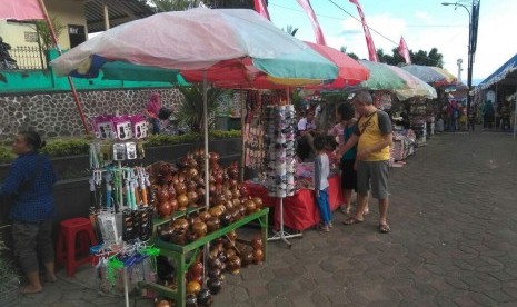 Suasana pedagang kaki lima yang menjajakan dagangannya di sekitaran Lokawisata Baturraden di Kecamatan Baturraden, Kabupaten Banyumas, Jawa Tengah, Rabu (23/12).