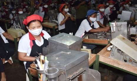 Suasana pekerja di ruang produksi pabrik rokok PT Digjaya Mulia Abadi (DMA) mitra PT HM Sampoerna, Kabupaten Madiun, Jawa Timur, Selasa (16/6/2020). Pabrik rokok yang mempekerjakan 890 orang pekerja tersebut beroperasi lagi setelah diliburkan selama sepekan menyusul adanya seorang pekerja yang dinyatakan positif COVID-19. Jumlah warga di Kabupaten Madiun, Jawa Timur yang terkonfirmasi positif COVID-19 kembali bertambah tiga orang sehingga secara keseluruhan yang terpapar virus itu menjadi 47 orang.