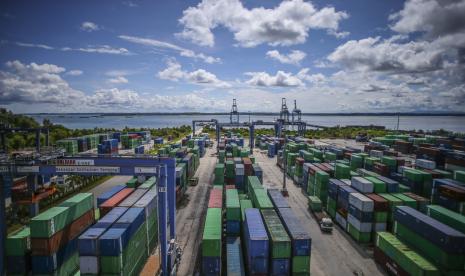 Suasana pelabuhan peti kemas Kaltim Kariangau Terminal, Balikpapan, Kalimantan Timur, Sabtu (8/10/2022). 