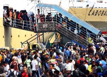 Suasana Pelabuhan Tanjung Priok, Jakarta.