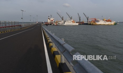 Suasana pelabuhan yang berada di kawasan industri terpadu Java Integrated Industrial and Ports Estate (JIIPE), Gresik, Jawa Timur, Kamis (8/3).(Antara/Zabur Karuru)