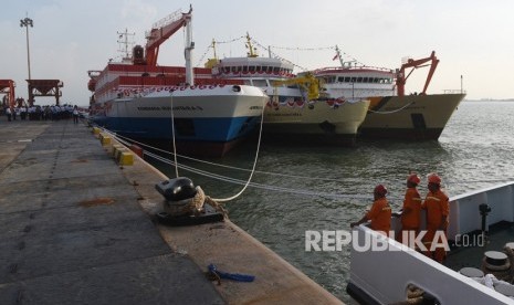 Suasana pelabuhan yang berada di kawasan industri terpadu Java Integrated Industrial and Ports Estate (JIIPE), Gresik, Jawa Timur, Kamis (8/3).