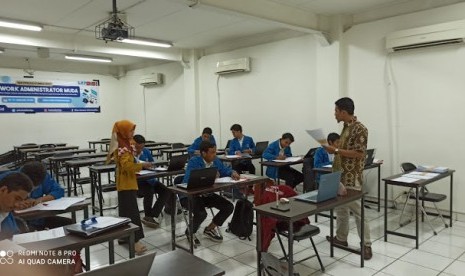 Suasana pelaksanaan sertifikasi kompetensi network administrator muda di TUK LSP BSI Kampus Margonda, Kota Depok.