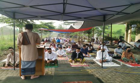 Suasana pelaksanaan shalat id di Perumahan Wastu Kencana Garden, Kelurahan Sukahurip, Kecamatan Tamansari, Kota Tasikmalaya, Ahad (24/5). Shalat berjamaah itu dilakukan dengan tetap menerapkan protokol kesehatan.