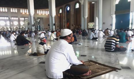 Suasana pelaksanaan Sholat Jumat di Masjid Nasional Al-Akbar Surabaya, Jumat (5/6).