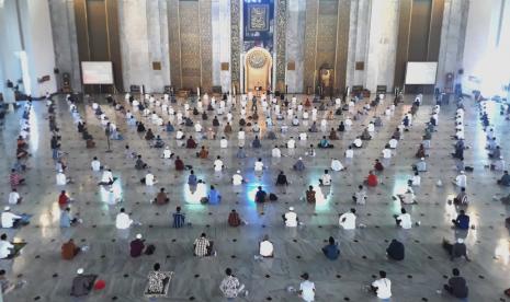 3.200 Jamaah Daftar Sholat Idul Adha di Masjid Al-Akbar. Foto: suasana pelaksanaan Sholat Jumat di Masjid Nasional Al-Akbar Surabaya, Jumat (5/6).