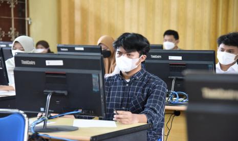 Suasana pelaksanaan  Ujian Tulis Berbasis Komputer (UTBK) Seleksi Bersama Masuk Perguruan Tinggi Negeri (SBMPTN) tahun 2022 di kampsu IPB University Bogor. UTBK gelombang kedua diadakan pada 28 Mei-3 Juni 2022.