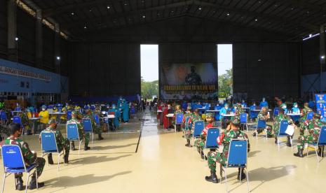 Suasana pelaksanaan vaksinasi Covid-19 untuk Bintara Pembina Desa (Babinsa). 