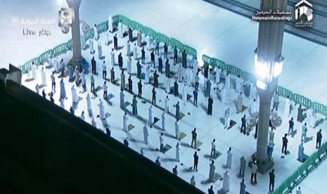 Suasana pelaksanan sholat shubuh di Masjid Nabawi, Madinah, Arab Saudi, Ahad (31/5). Sholat ini adalah yang pertama kalinya dibuka untuk masyarakat umum setelah tiga bulan masjid ini ditutup. Namun, pelaksanaan sholat masih menerapkan protokol kesehatan penanggulangan covid-19.