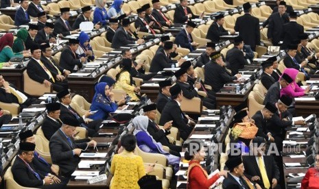 Suasana pelantikan anggota Dewan Perwakilan Rakyat (DPR) periode 2019-2024 di Ruang Rapat Paripurna, Kompleks Parlemen, Senayan, Jakarta, Selasa (1/10/2019).