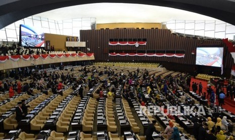 Suasana pelantikan anggota Dewan Perwakilan Rakyat (DPR) periode 2019-2024 di Ruang Rapat Paripurna, Kompleks Parlemen, Senayan, Jakarta, Selasa (1/10/2019). 