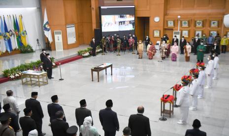 Suasana pelantikan lima penjabat gubernur yang dipimpin Mendagri Tito Karnavian (kedua kiri) di Kemendagri, Jakarta, Kamis (12/5/2022). Mendagri Tito Karnavian?melantik lima penjabat gubernur, yaitu Deputi Bidang Pengelolaan Potensi Kawasna Perbatasan di Badan Nasional Pengelolaan Perbatasan (BNPP)?Paulus Waterpauw?sebagai Pj. Gubernur Papua Barat,?Sekretaris Daerah Banten Al Muktabar sebagai Pj. Gubernur Banten, Direktur Jenderal Otonomi Daerah Kemendagri Akmal Malik sebagai Pj. Gubernur Sulawesi Barat, Direktur Jenderal Mineral dan Batubara Kementerian Energi dan Sumber Daya Mineral (ESDM) Ridwan Jamaludin sebagai Pj. Gubernur Bangka Belitung, serta Staf Ahli Bidang Budaya Sportivitas Menteri Pemuda dan Olahraga (Menpora) Hamka Hendra Noer sebagai Pj. Gubernur Gorontalo.