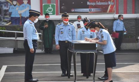 Suasana pelantikan petugas Lapas Kelas IIB Sukabumi di Kanwil Kemenkumham Jabar, Selasa (28/12)