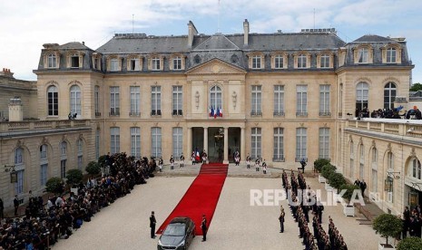 Suasana pelataran Istana Elysee menjelang acara serah terima jabatan presiden di Paris, Senin (15/5) dini hari.