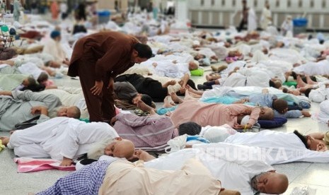 Suasana pelataran Masjid Nabawi Madinah yang dipenuhi jamaah i'tikaf yang tidur lelap  usai melaksanakan ibadah qiyamul lail di 10 hari terakhir Ramadhan.