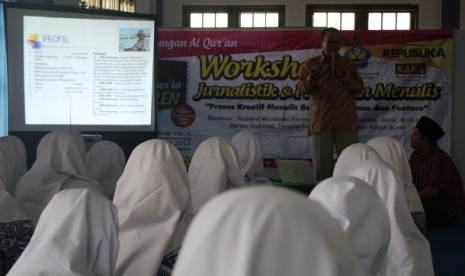 suasana pelatihan jurnalistik di pondok pesantren daarul muttaqin parung, bogor