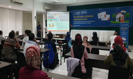 Suasana pelatihan bisnis dan peluncuran gerobak UMKM mie ayam yang diadakan oleh Santripreneur Indonesia di Magelang, Rabu (5/5).