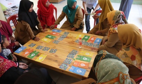 Suasana pelatihan board game SIAGA yang diadakan oleh Lembaga Beasiswa Baznas (LBB) di SDN Desa Sukaindah, Bekasi.