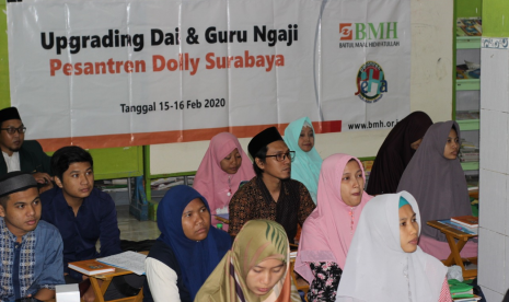 Suasana pelatihan dan upgrading untuk Dai dan  Guru Ngaji Alquran  di Gang Dolly.