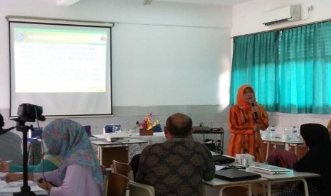 Suasana pelatihan Evaluasi Hasil Belajar yang diikuti guru-guru SMP Bina Insani di Bogor, Jawa Barat, Sabtu (24/10).