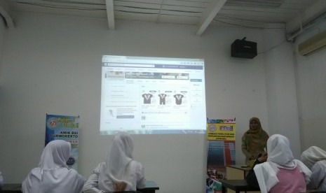 Suasana pelatihan internet marketing untuk pelajar SMA/SMK yang diadakan oleh AMIK BSI Purwokerto di Purwokerto, awal Maret 2016.