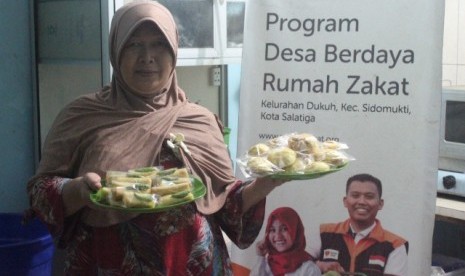 Suasana pelatihan kewirausahaan kepada ibu rumahtangga lingkungan RW 09, Kelurahan Dukuh, Kecamatan Sidomukti, Kota Salatiga. Rumah Zakat memberikan pelatihan kewirausahaan dan membentuk kelompok usaha bersama guna memberdayakan ekonomi bagi ibu rumah tangga