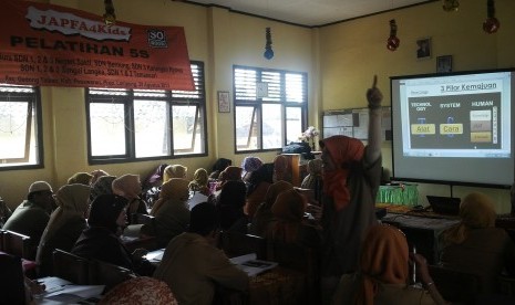 Suasana pelatihan manajemen 5S untuk guru di Pesawaran, Lampung