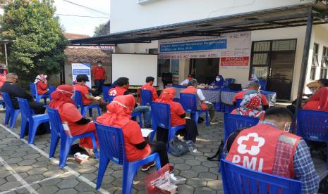 Suasana pelatihan Pengendalian Kejadian Luar Biasa (KLB) untuk para relawan Siaga Bencana Berbasis Masyarakat (SIBAT) PMI Kota Sukabumi dalam tangank Covid-19, Kamis (19/8).Palang Merah Indonesia (PMI) Kabupaten Sukabumi, Jawa Barat menyiagakan personel pertolongan pertama di beberapa lokasi rawan, baik kecelakaan lalu lintas, bencana, dan sekitar objek wisata di daerah itu.