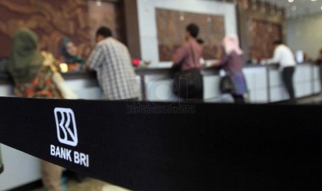 Suasana pelayanan di salah satu kantor Bank BRI, Jakarta, Selasa (18/3).