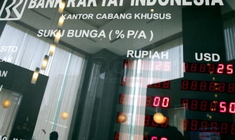 Suasana pelayanan di salah satu kantor Bank BRI, Jakarta, Selasa (18/3).