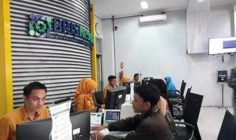 Suasana pelayanan Kantor Badan Penyelenggara Jaminan Sosial (BPJS) Kesehatan Cabang Malang di Jalan R Temenggung Suryo Nomor 44, Bunulrejo, Kota Malang, Jumat (15/11).