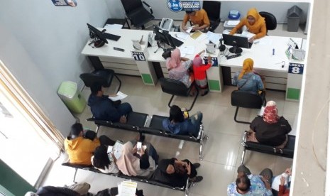 Suasana pelayanan Kantor Badan Penyelenggara Jaminan Sosial (BPJS) Kesehatan Cabang Malang di Jalan R Temenggung Suryo Nomor 44, Bunulrejo, Kota Malang, Jumat (15/11).